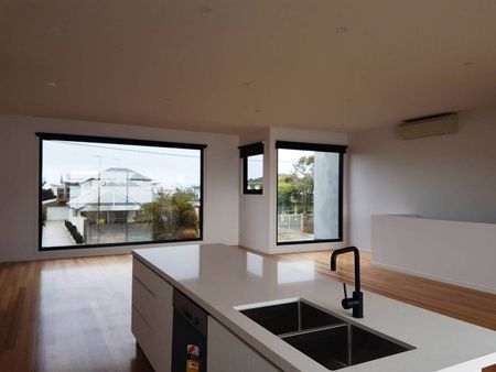 STYLISH TOWNHOUSE - Photo 3