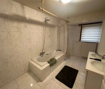 Strategisch gelegen en zeer ruim appartement met 2 slaapkamers - Photo 3