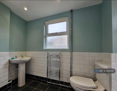 3 bedroom terraced house to rent - Photo 4