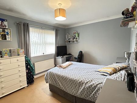 3 bedroom flat to rent - Photo 4