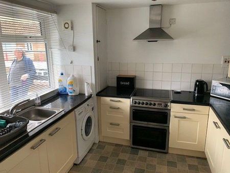 3 bedroom flat to rent - Photo 4