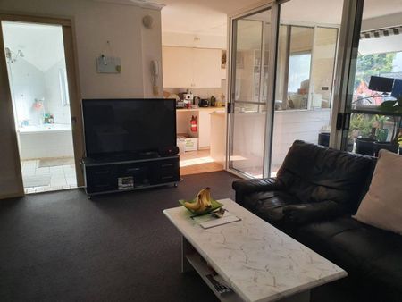 3 bed unit in Kangaroo Point 30 min walk to Brisbane CBD - Photo 2