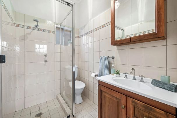 Updated and light filled Californian bungalow - Photo 1