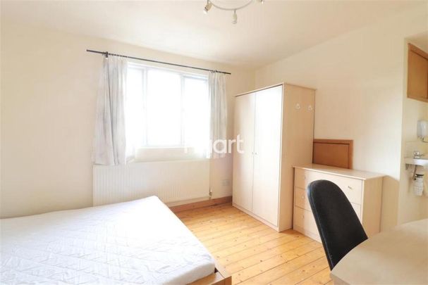1 bedroom in a house share to rent - Photo 1