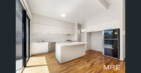 Modern three-level living with balcony and double garage - Photo 5