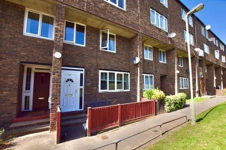 4 bedroom flat to rent - Photo 3