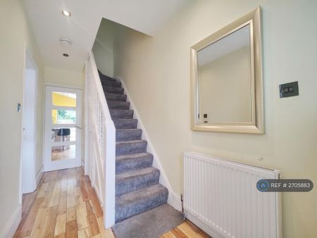3 bedroom semi-detached house to rent - Photo 5