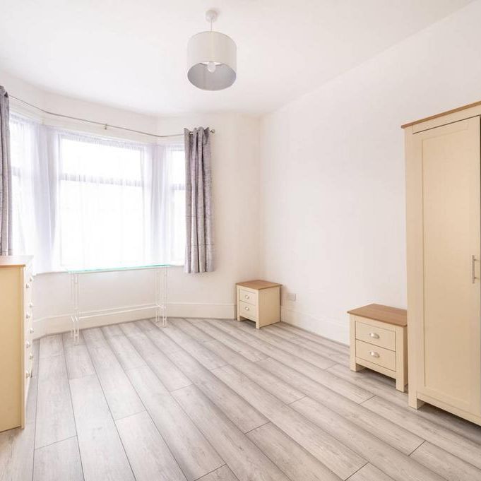 4 bedroom flat to rent - Photo 1