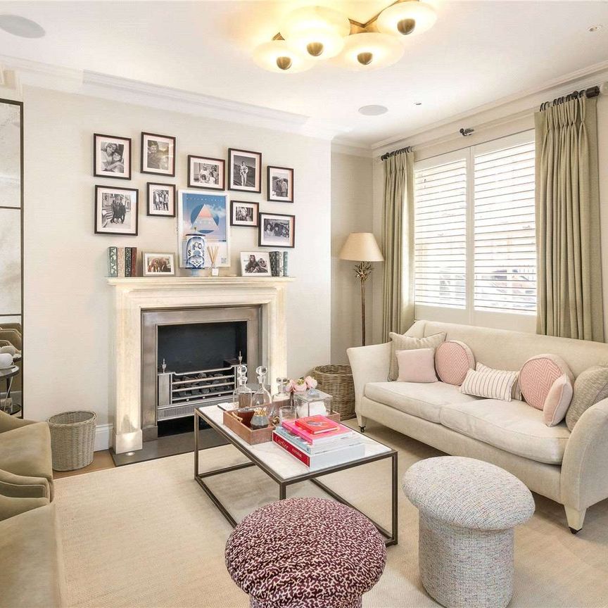 An end-of-terrace house with beautiful interior design on a quiet no-through road in Chelsea - Photo 1