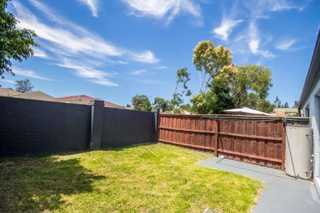 BEAUTIFUL MODERN 3 BEDROOM TOWNHOUSE - Photo 5