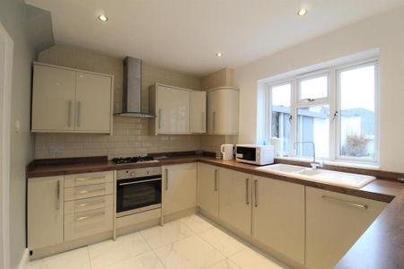 4 bedroom terraced house to rent - Photo 3