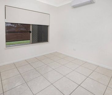 Five Bedrooms - Pool - Outdoor Kitchen - Solar - Double Garage Plus... - Photo 2