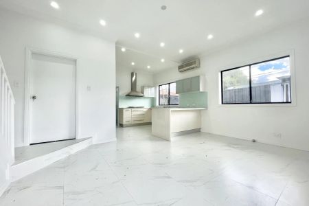 Stylish Low-Maintenance Home with Spacious Terrace - Photo 3