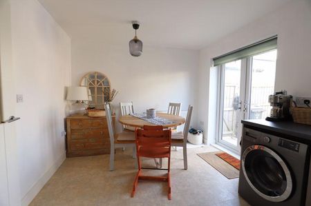 3 bedroom semi-detached house to rent - Photo 2