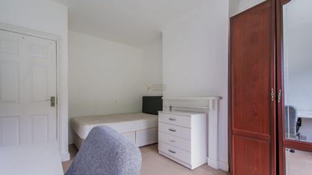 4 bedroom semi-detached house to rent - Photo 4