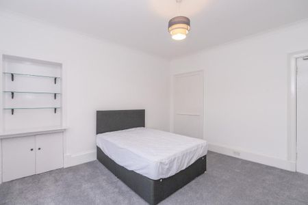 3 bedroom flat to rent - Photo 4