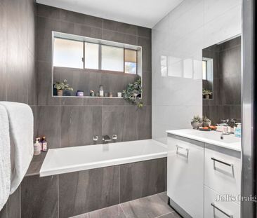 34 Lake Street, Wendouree - Photo 6
