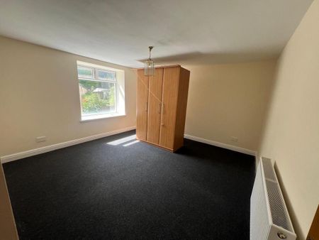 3 bedroom flat to rent - Photo 2