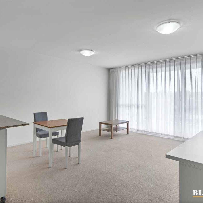 2 minutes' walk to Belconnen Mall - Photo 1