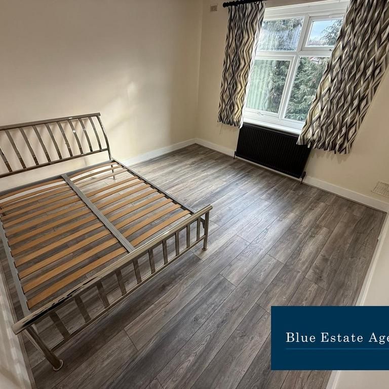 4 bedroom semi-detached house to rent - Photo 1