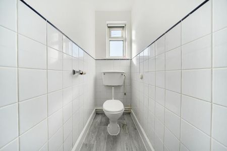 3 bedroom flat to rent - Photo 4