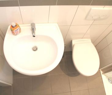 Teilmöblierte, ruhige renovierte Wohnung in bester Lage - Photo 3