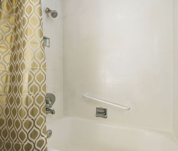 For Lease - 56 Ash Crescent, Toronto, Ontario - Photo 2