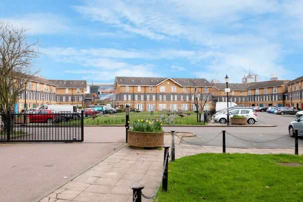 Beautiful one bedroom flat on the second floor in a purpose-built block in Hackney Wick. - Photo 1