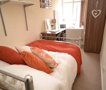 References Pending - 4 bed Mid Terraced House - Photo 4