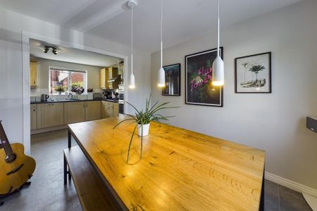 4 bedroom semi-detached house to rent - Photo 3