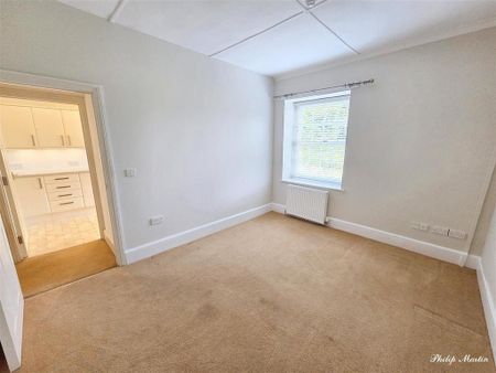 3 bedroom apartment to rent - Photo 4