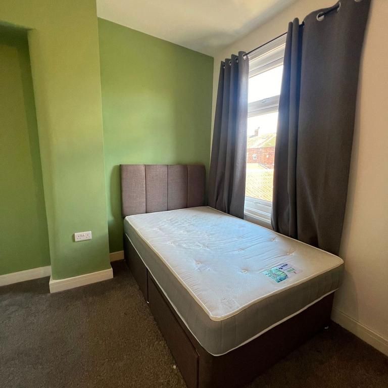 4 bedroom semi-detached house to rent - Photo 1