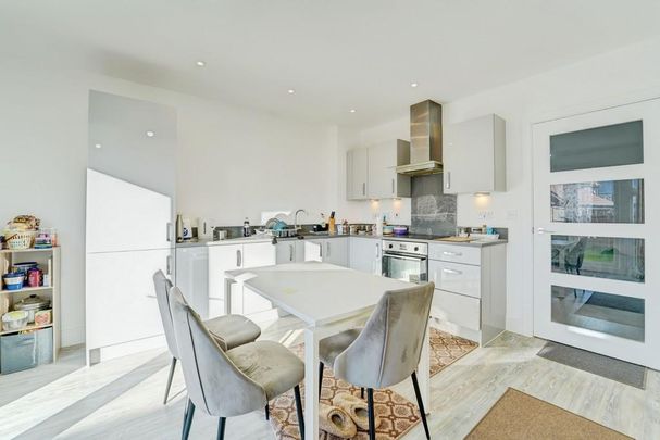 3 bedroom semi-detached house to rent - Photo 1