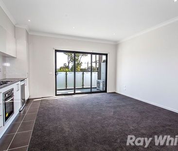 Beautiful Townhouse in Prime Location - Photo 3