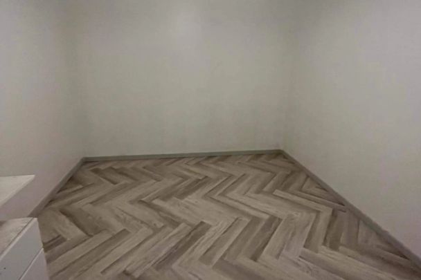 Perfectly positioned Studio apartment in a fabulous yet quiet location only 50 metres from Bondi Beach, Shops, Cafes and transport. - Photo 1