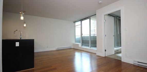 LOCATION! 1 Bd + 1 Bth - Efficient Layout @ THE BEASLEY! - Unfurnished - Photo 2