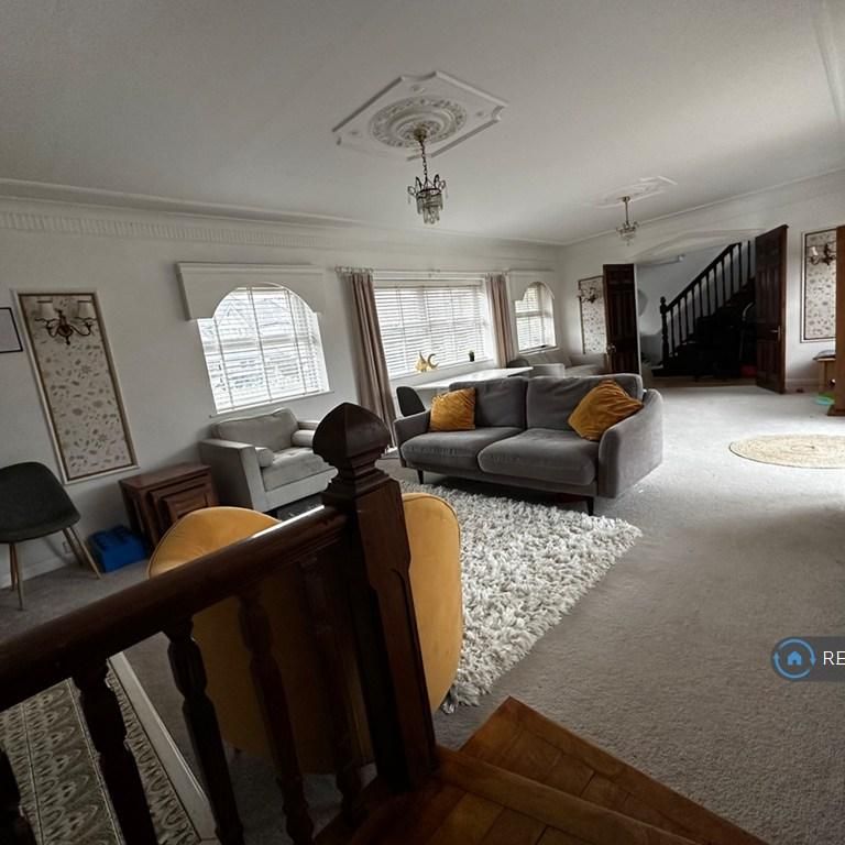 4 bedroom semi-detached house to rent - Photo 1