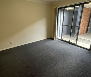 Contemporary style spacious three bedroom townhouse - Photo 2