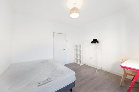 3 bedroom flat to rent - Photo 3