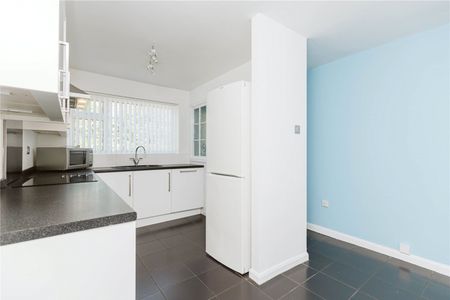 Bellevue Close, - Photo 3