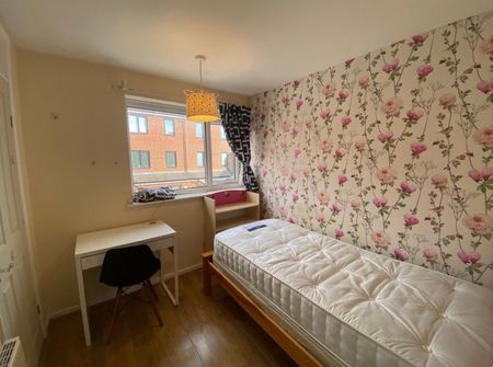 Room in a Shared House, Arley Moss Walk, M13 - Photo 2