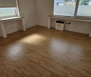 Bezugsfreie Erdgeschosswohnung mit ca. 36 m² Wohnfläche; 1 Zimmer und kleiner Küche - Photo 4