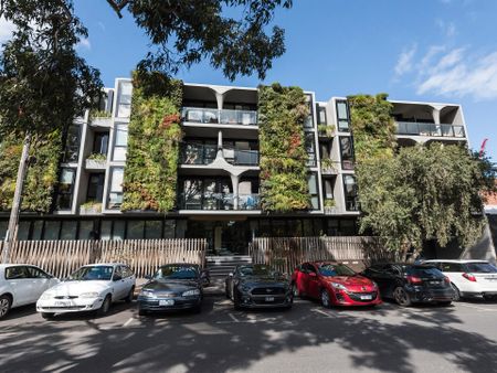 Beautiful Bright 2 Bedroom 2 Bathroom apartment! - Photo 2