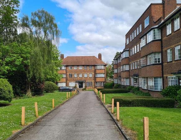 Cresta Court, Hanger Lane, W5 - Photo 1