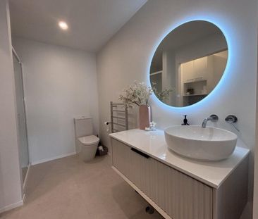 Modern two-bedroom home - Photo 5