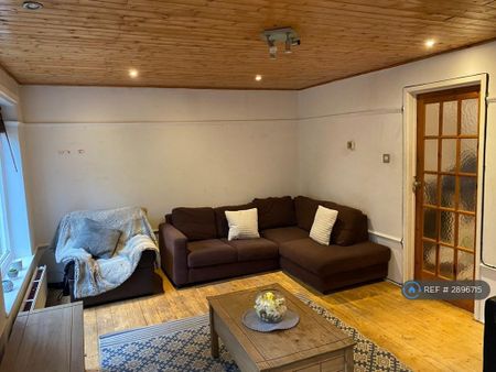 4 bedroom semi-detached house to rent - Photo 4