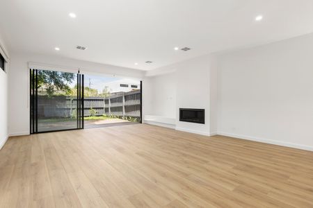 STUNNING BRAND NEW FOUR BEDROOM TOWNHOUSE - Photo 3