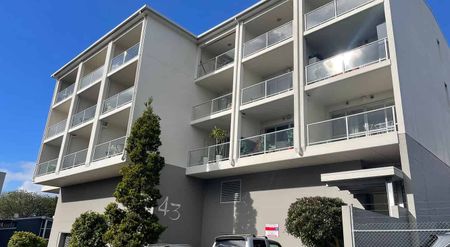 Chic uptown 2BR Apt with stunning views & carpark - Photo 3