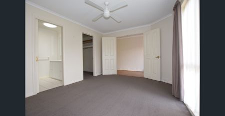 Modern, Spacious & Low-Maintenance unit in a Quiet Croydon Pocket - Photo 3