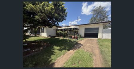 Comfortable Family Home in a Quiet, Well-Located Street - Photo 5